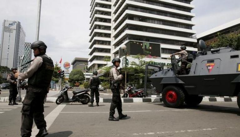 الشرطة الإندونيسية في موقع تفجير إرهابي سابق - رويترز
