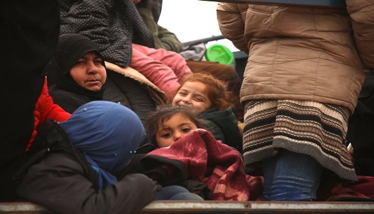 أطفال سوريون في سيارة أثناء نزوحهم من إدلب السورية موجة النزوح الأكبر منذ الحرب السورية