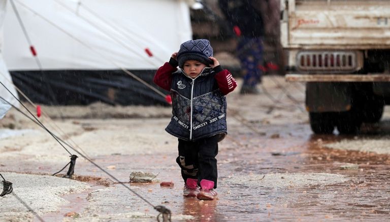 أطفال سوريون داخل إحدى مخيمات النزوح على الحدود السورية التركية موجة النزوح الأكبر منذ الحرب السورية