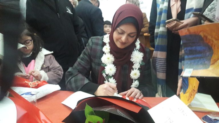 رشا فرحات خلال حفل توقيع مجموعتها القصصية "هندباء"