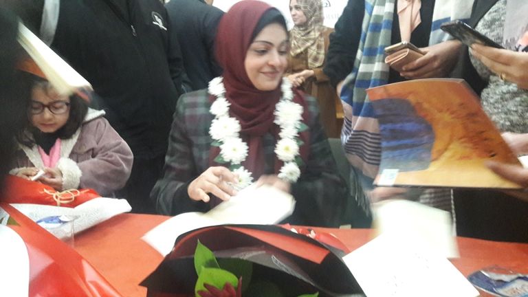 رشا فرحات خلال حفل توقيع مجموعتها القصصية "هندباء"