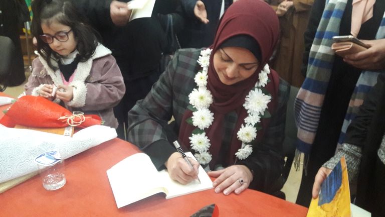 رشا فرحات خلال حفل توقيع مجموعتها القصصية "هندباء"