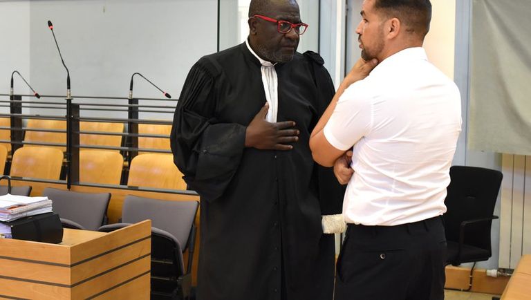 رضوان عقيل في المحكمة مع محاميه المتهم الجزائري رضوان عقيل