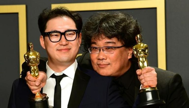 المخرج بونج جون هو إلى جانب هان جين وون كاتب فيلم "باراسايت"