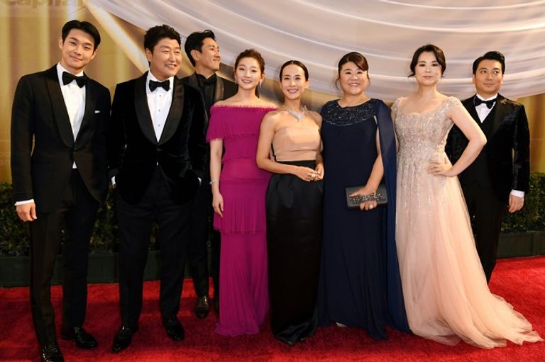 المخرج بونج جون هو إلى جانب هان جين وون كاتب فيلم "باراسايت"