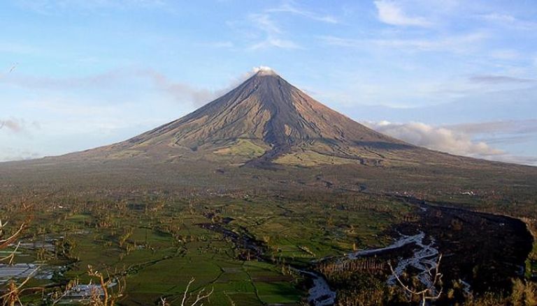 بركان مايون يصل طوله 2463 مترا - أرشيفية