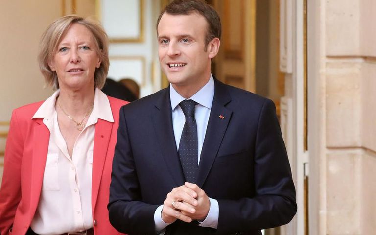 ماكرون ووزيرة الدولة لشؤون ذوي الاحتياجات الخاصة في فرنسا الرئيس الفرنسي إيمانويل ماكرون بجانب أصحاب الهمم والفريق الطبي