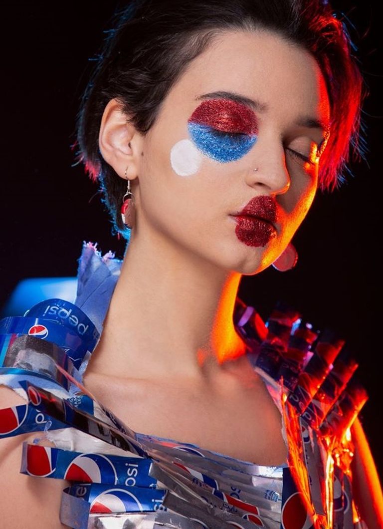 فساتين من عبوات المشروبات الغازية