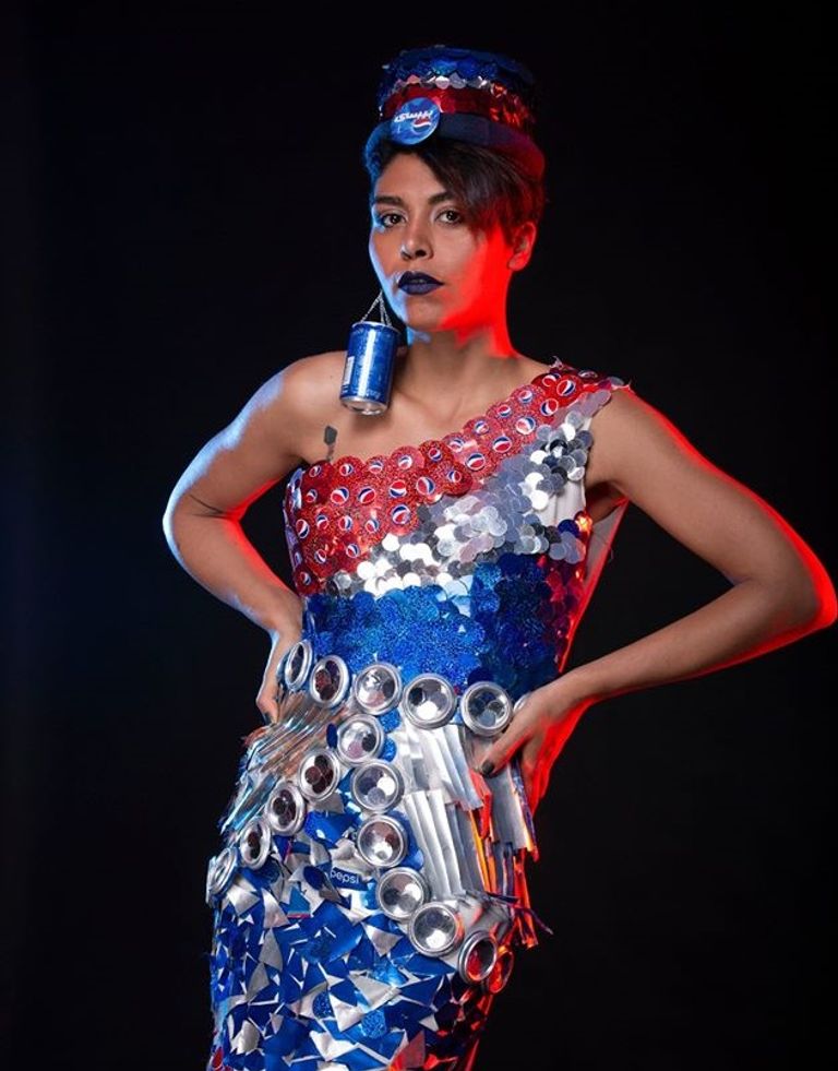 فساتين من عبوات المشروبات الغازية