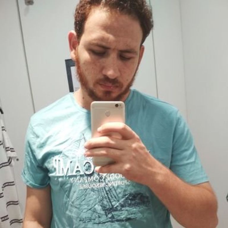 محمد استخدم التوكتوك الخاص بوالده ليساعد أسرته على المعيشة