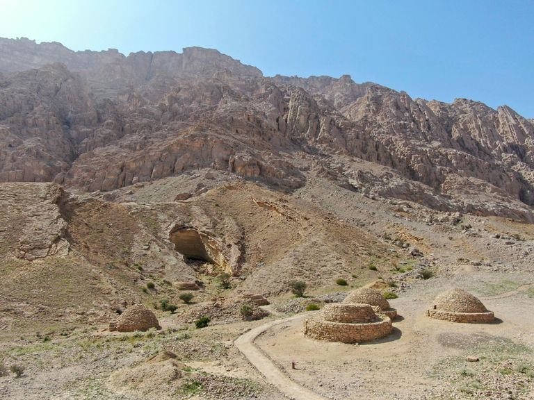 منتزه جبل حفيت الصحراوي.. وجهة أثرية ترفيهية