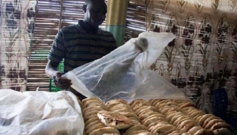 مواطن سوداني داخل أحد أفران الخبز