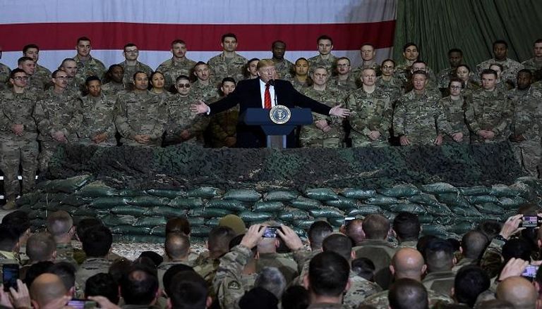 ترامب خلال زيارة مفاجئة لقاعدة أمريكية في أفغانستان العام الماضي