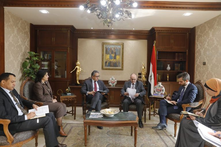 جانب من لقاء وزير السياحة والآثار المصري وسفير قبرص بالقاهرة