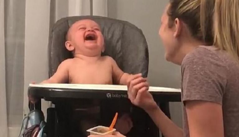 طفل في حالة ضحك هيستيري بسبب عطاس والدته - ديلي ميل