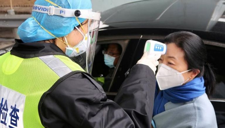 أعضاء الفرق الطبية المتابعة لحالات "كورونا" بالصين