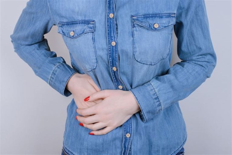 امرأة تظهر عليها أعراض الزائدة الدودية مكان ألم الزائدة الدودية