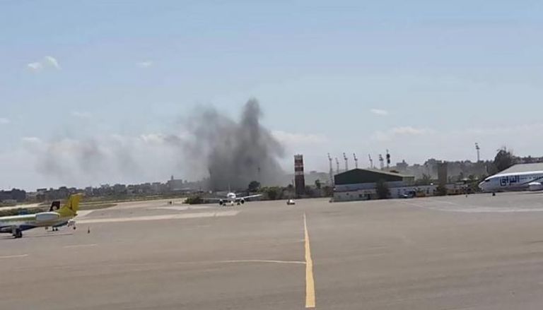 آثار القصف على مطار معيتيقة الدولي- أرشيفية