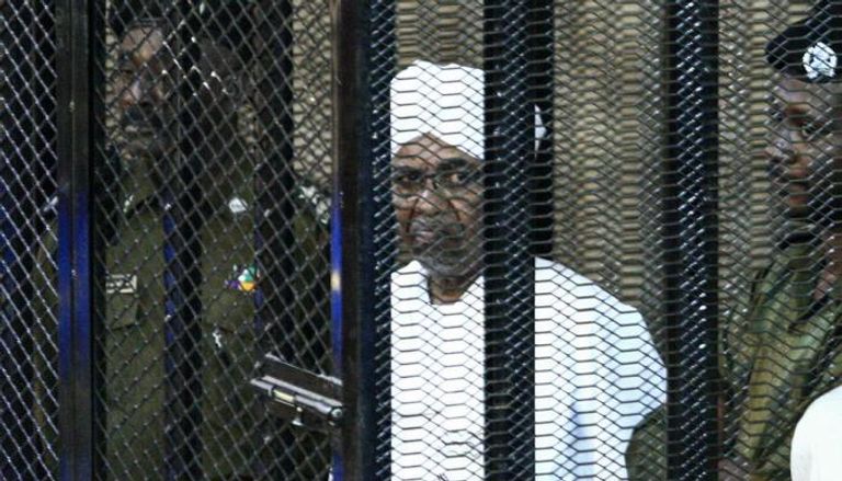  الرئيس السوداني المعزول عمر البشير خلال محاكمته بتهم الفساد