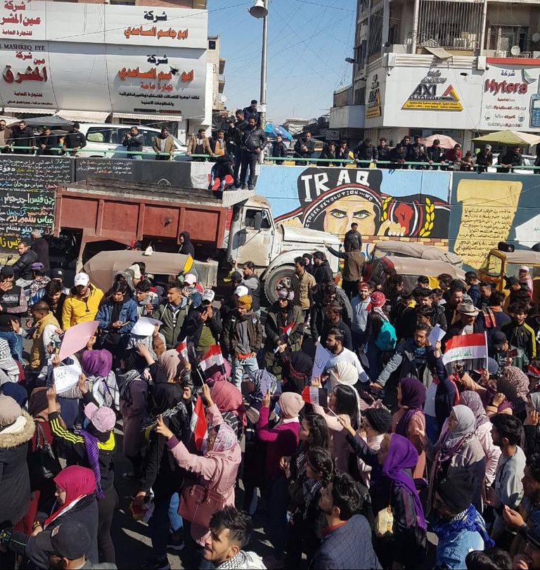 مظاهرات مليونية في العراق بعنوان "الثورة البنفسجية ضد النفوذ الإيراني".  جانب من مظاهرة