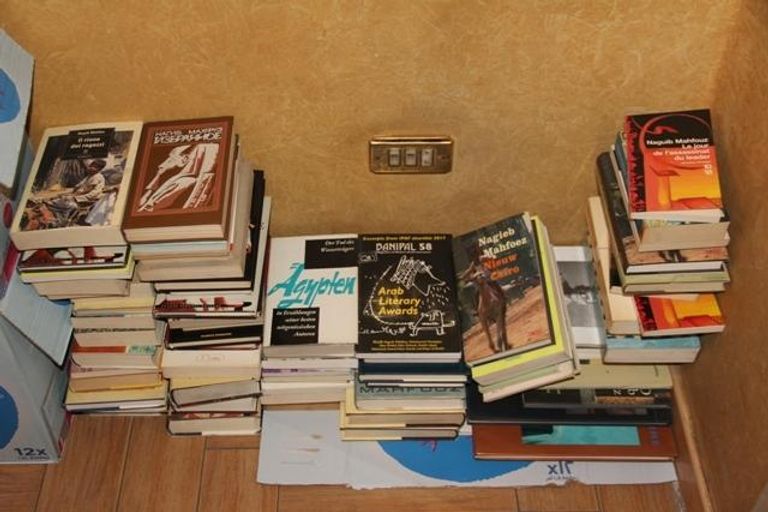 ابنة نجيب محفوظ تستعرض جانبا من المقتنيات