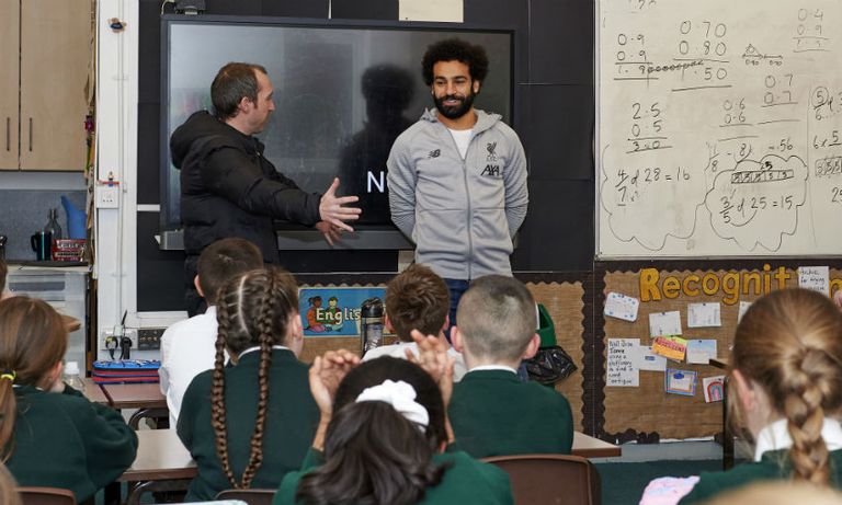 صلاح يتحدث مع الأطفال 