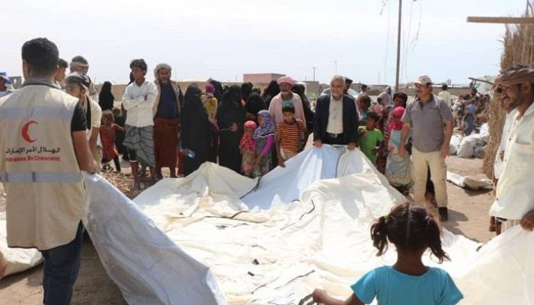 30 خيمة من الإمارات لأهالي منطقة الجحيبر في الخوخة اليمنية