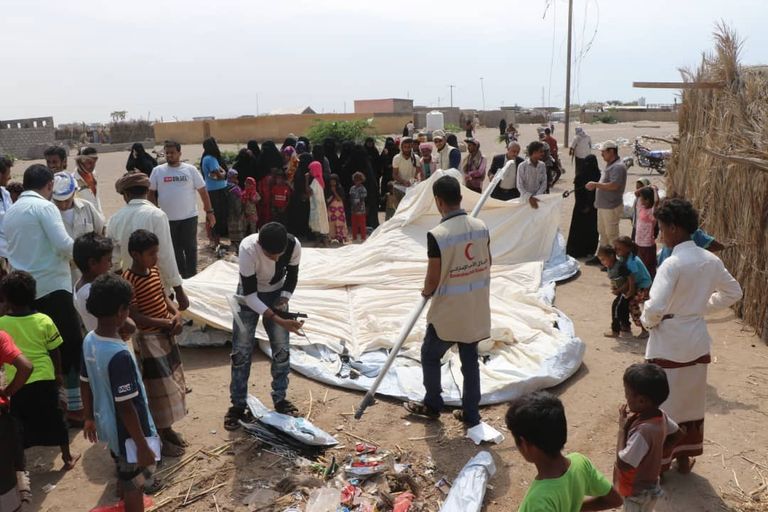 30 خيمة من الإمارات لأهالي منطقة الجحيبر في الخوخة اليمنية