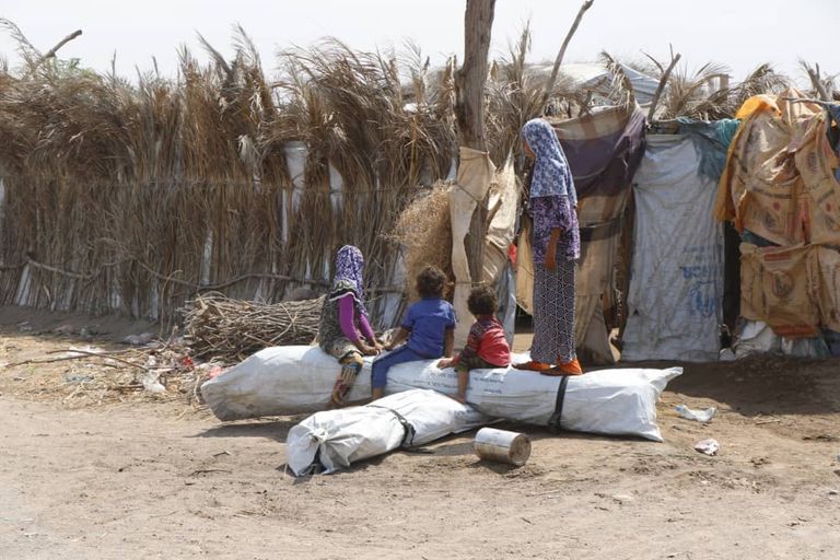30 خيمة من الإمارات لأهالي منطقة الجحيبر في الخوخة اليمنية