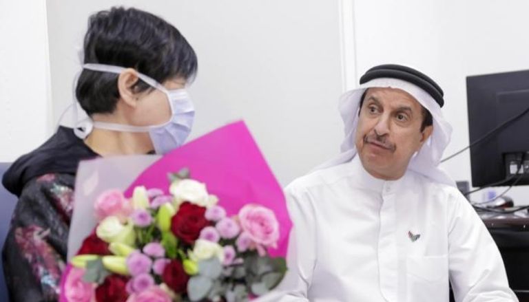 وكيل وزارة الصحة الإماراتية يهنئ أول حالة شفيت من المرض في الإمارات الأسبوع الماضي