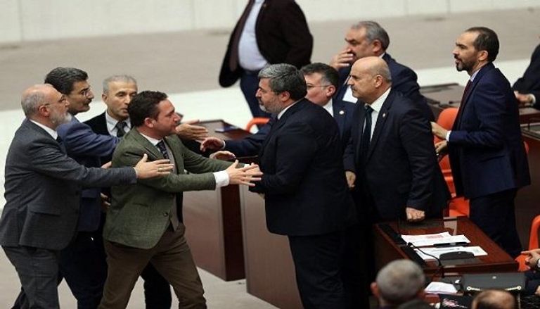 عراك بالأيدي داخل البرلمان التركي