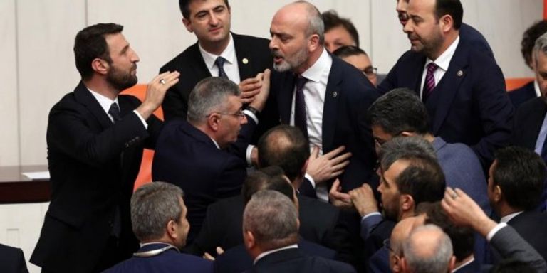 عراك بالأيدي داخل البرلمان التركي