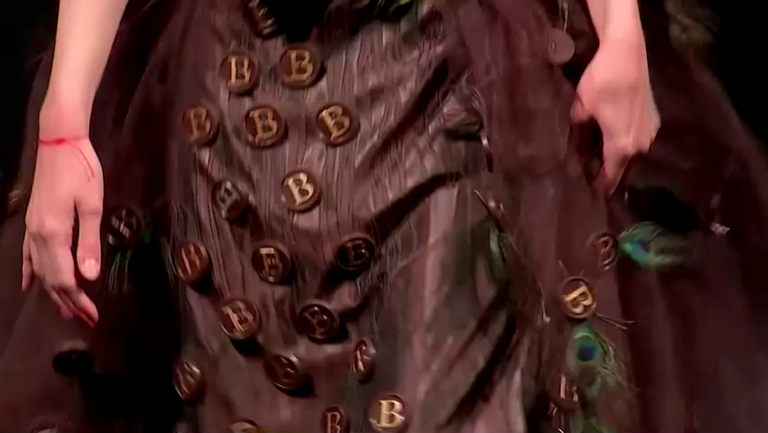 عارضة أزياء ترتدي فستانا مزينا بقطع الشوكولاتة