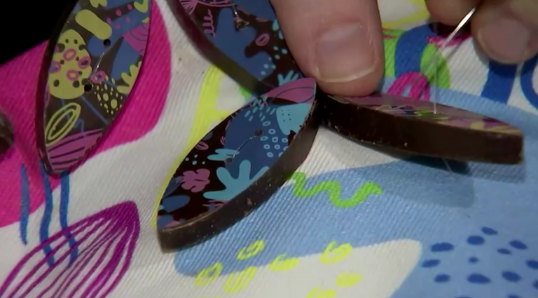 عارضة أزياء ترتدي فستانا مزينا بقطع الشوكولاتة