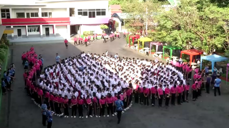 الطلبة تجمعوا وبرفقتهم زوج من الفيلة ليصنعوا شكل قلب 