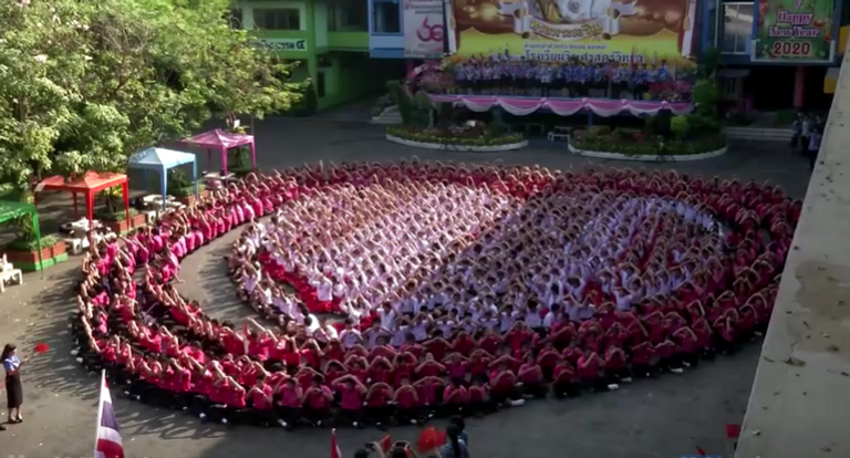 الطلبة تجمعوا وبرفقتهم زوج من الفيلة ليصنعوا شكل قلب 