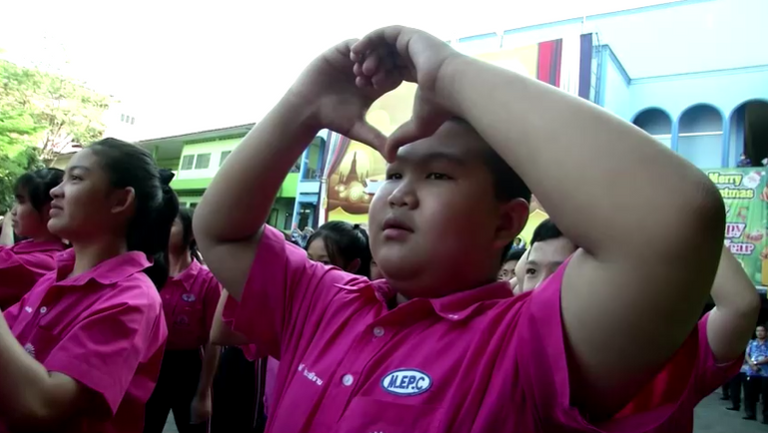 الطلبة تجمعوا وبرفقتهم زوج من الفيلة ليصنعوا شكل قلب 