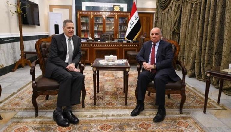  وزير المالية العراقي والسفير الأمريكي لدى بغداد خلال اللقاء