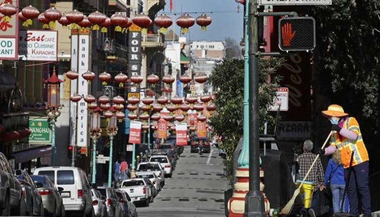 عامل نظافة بالحي الصيني في سان فرانسيسكو - واشنطن بوست