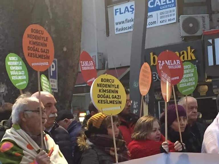 مظاهرة بالبطاطين أمام مكتب بلدية شمال غرب تركيا مظاهرات