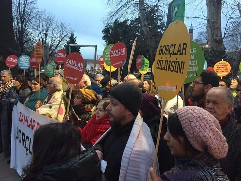 متظاهرون أتراك يحملون لافتات ضد سياسات رجب طيب أردوغان الاقتصادية مظاهرات