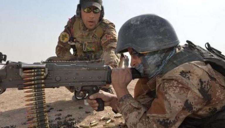 عنصر من الناتو يقوم بتدريب عنصر من القوات العراقية - أرشيفية