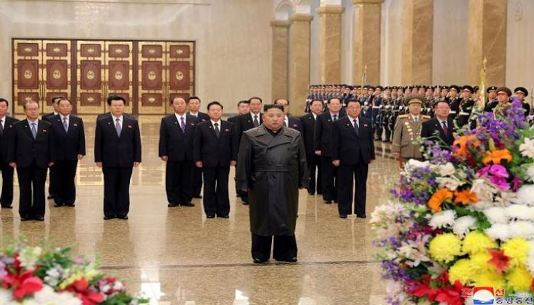 زعيم كوريا الشمالية خلال زيارة ضريح قومي
