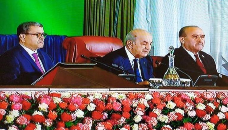 الرئيس الجزائري ورئيس وزرائه في اجتماع الحكومة مع المحافظين