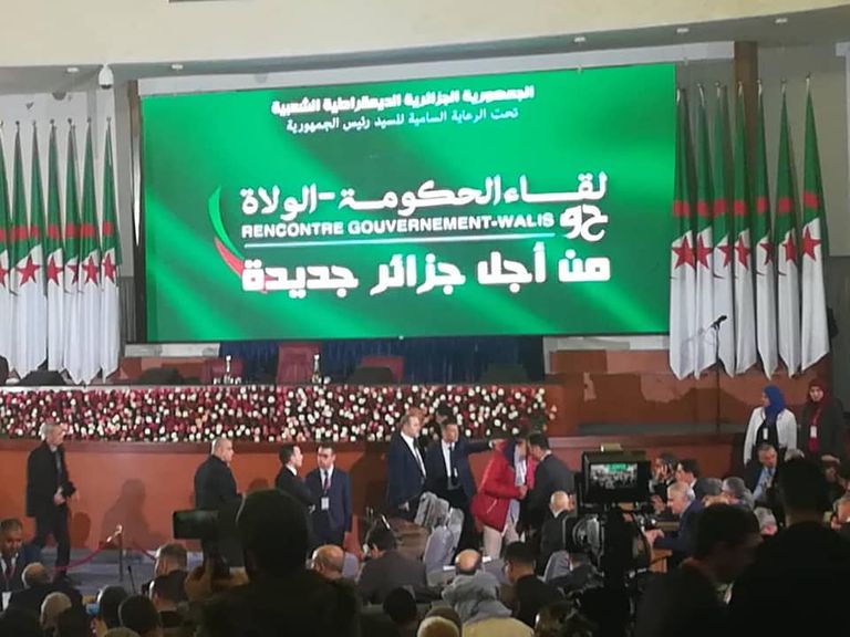 جانب من اجتماع الحكومة الجزائرية والولاة الرئيس الجزائري ورئيس وزرائه في اجتماع الحكومة مع المحافظين