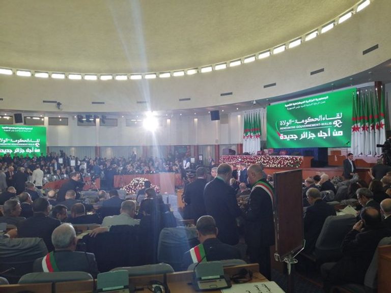 جانب من اجتماع الحكومة الجزائرية والولاة الرئيس الجزائري ورئيس وزرائه في اجتماع الحكومة مع المحافظين