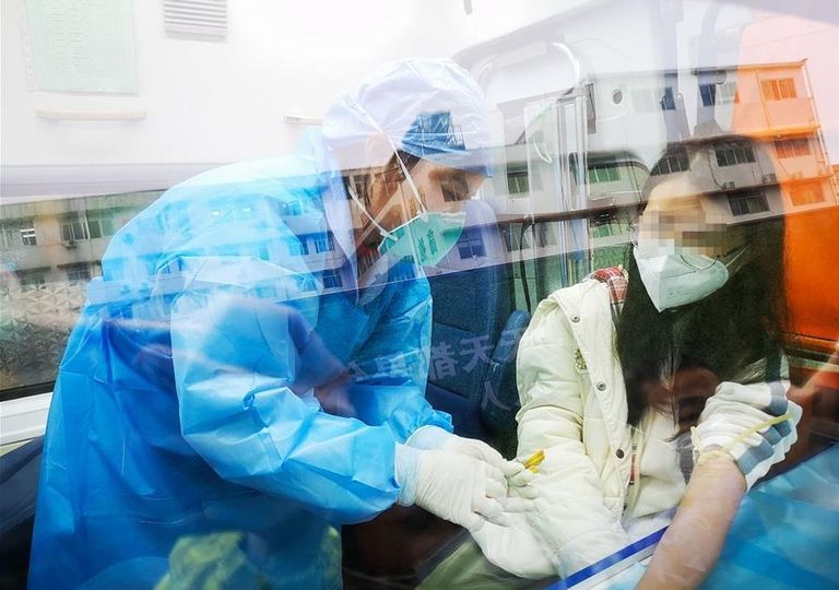 أحد المتعافين من "كورونا" يتبرع بدمه لعلاج المصابين