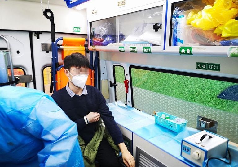 أحد المتعافين من "كورونا" يتبرع بدمه لعلاج المصابين