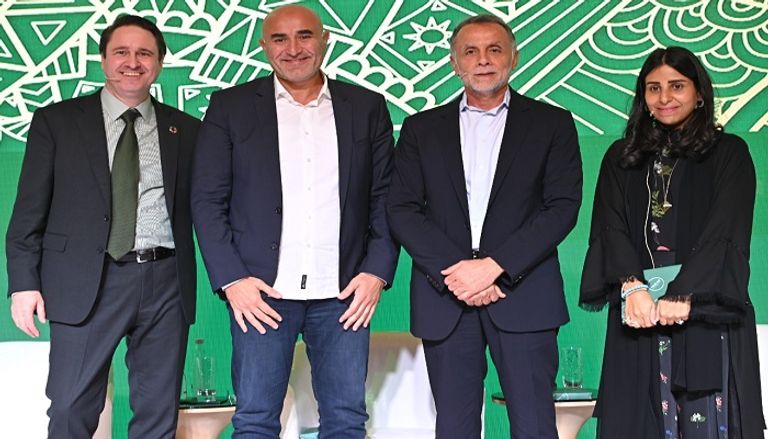 وزير التسامح الإماراتي في مؤتمر إنسياد