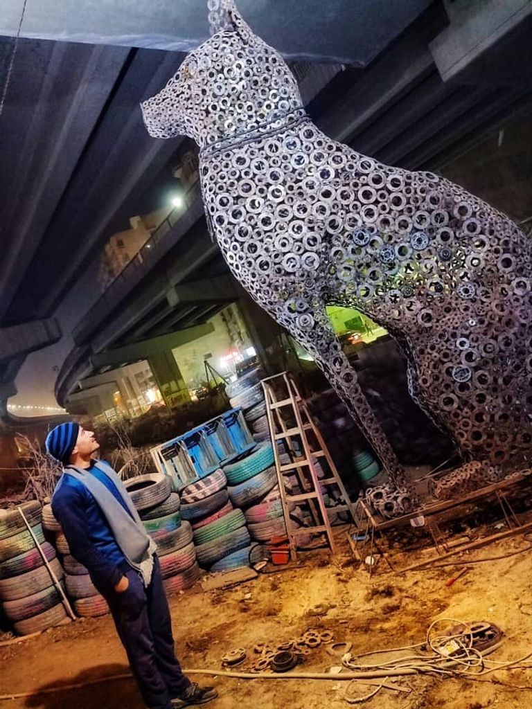 قط فرعوني ضخم مصنوع من "الخردة"